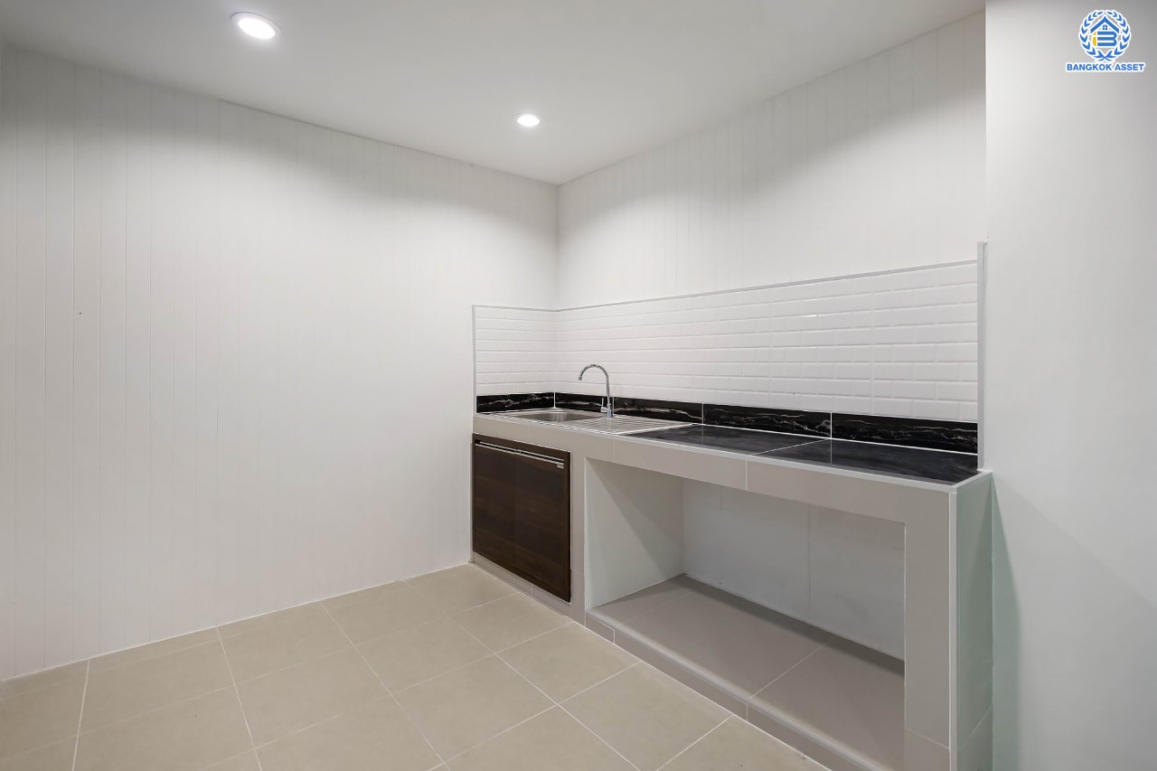 บ้านมือสองตกแต่งใหม่ ม.เศรณี ดอนเมือง-สรงประภา เนื้อที่ 27.7 ตร.ว. ฟังก์ชันจัดเต็ม 4 ห้องนอน 3 ห้องน้ำ จอดรถได้ 1 คัน ตอบโจทย์ครอบครัวใหญ่ มีความเป็นส่วนตัว เดินทางเข้าสู่ใจกลางเมืองได้อย่างสะดวกสบาย ใกล้สนามบินดอนเมือง และทางด่วนศรีสมาน...